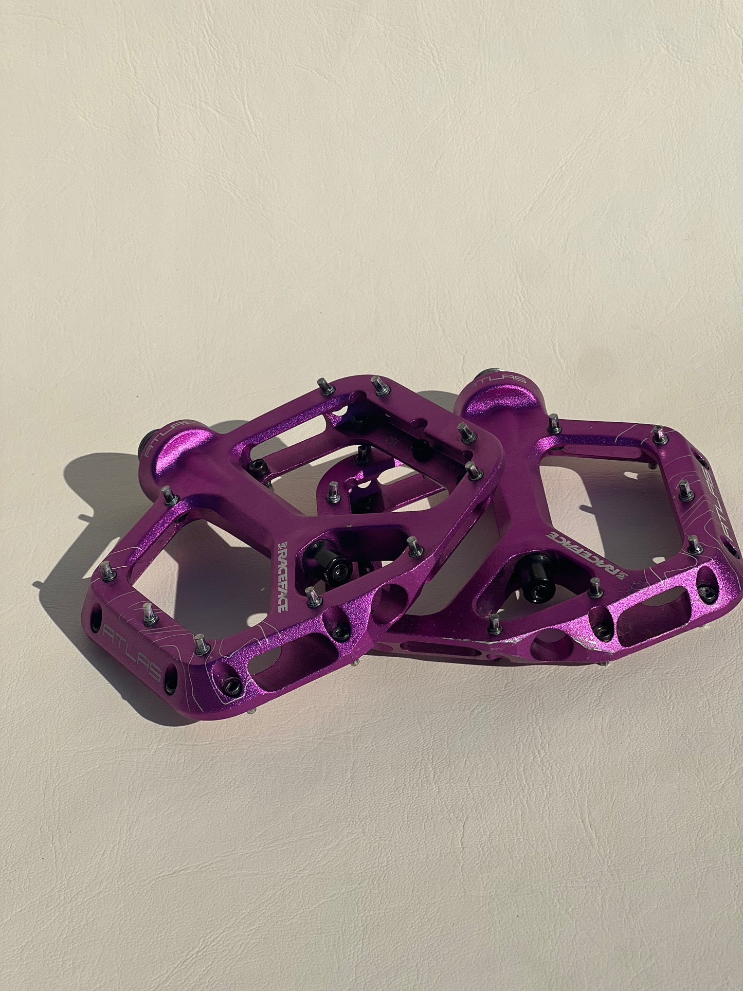 Race Face Atlas pedal Purple